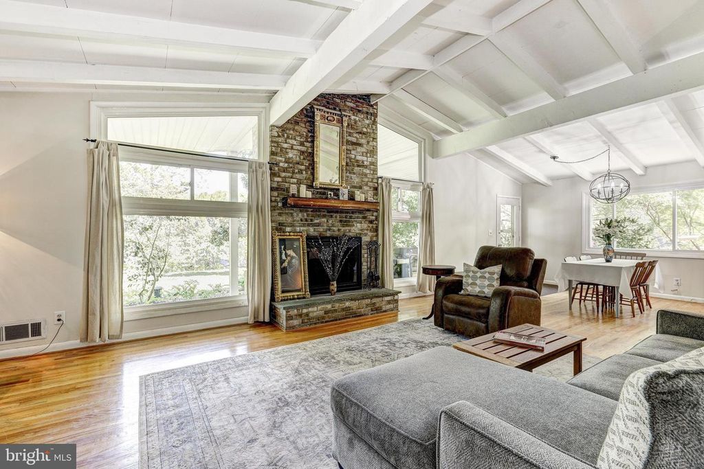 Image 7 of property listing at 3915 LONGMOOR CIR, Phoenix, MD 21131