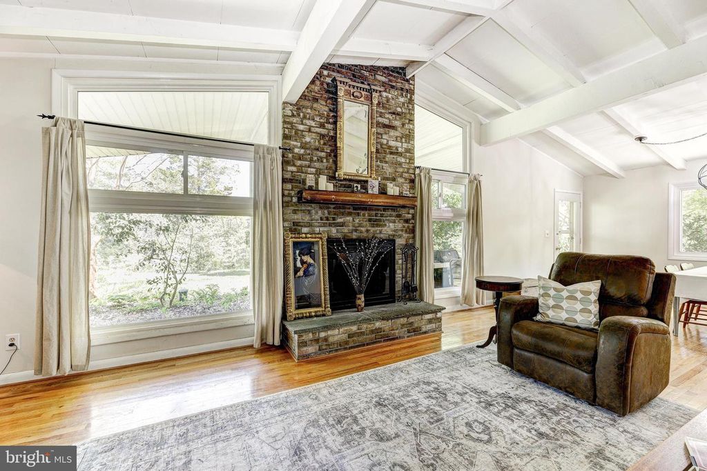 Image 8 of property listing at 3915 LONGMOOR CIR, Phoenix, MD 21131