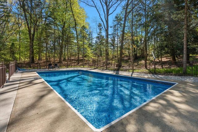 9555 Dunewood Drive, Bridgman, MI 49106
