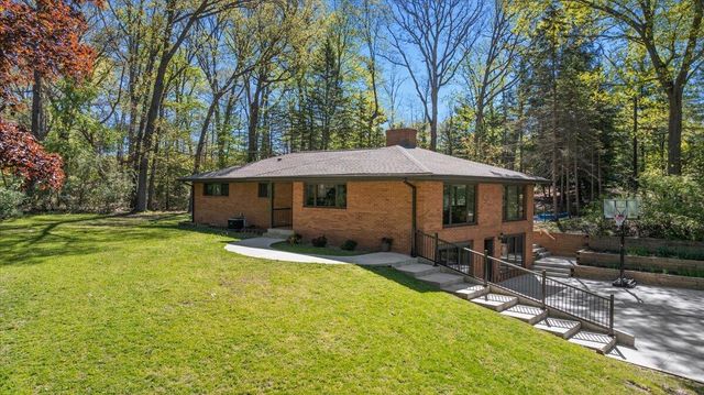 9555 Dunewood Drive, Bridgman, MI 49106