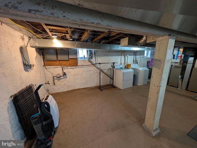 30 W ROLAND RD, Brookhaven, PA 19015