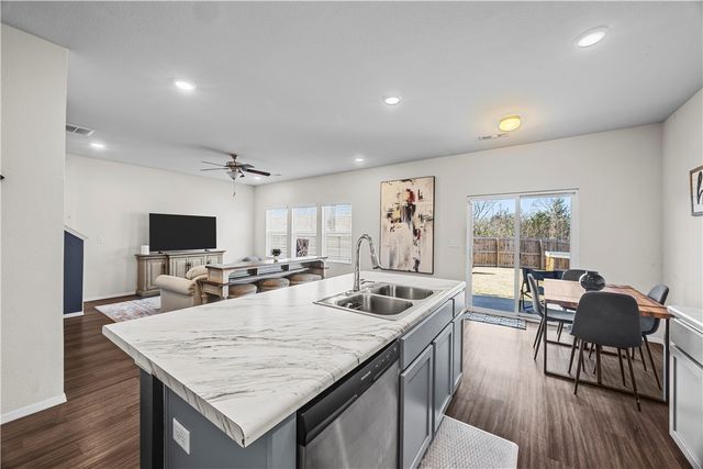 827 E Sparrow Circle, Fayetteville, AR 72701