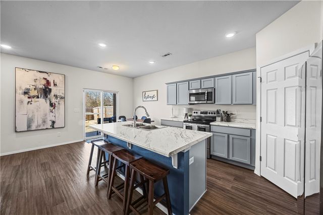 827 E Sparrow Circle, Fayetteville, AR 72701