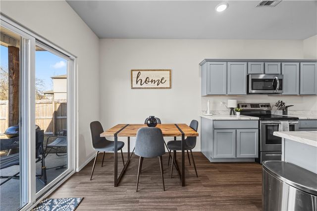 827 E Sparrow Circle, Fayetteville, AR 72701