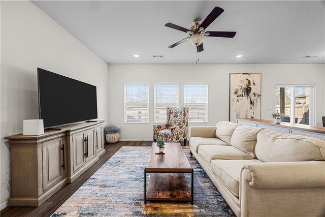 827 E Sparrow Circle, Fayetteville, AR 72701