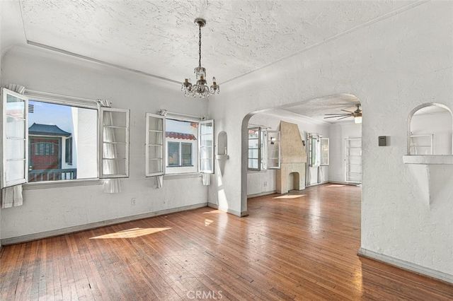 1118 S Sycamore, Los Angeles, CA 90019