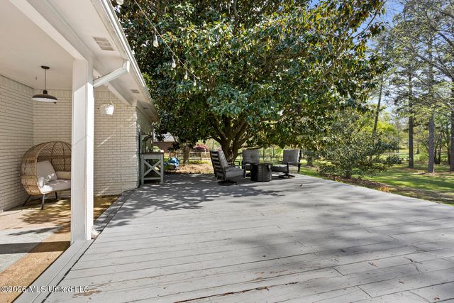 423 Woodlands Circle, Brandon, MS 39047