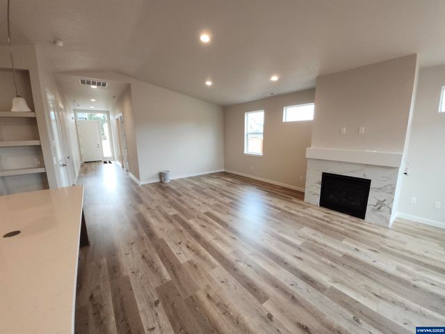 704 Magnolia Av, Woodburn, OR 97071