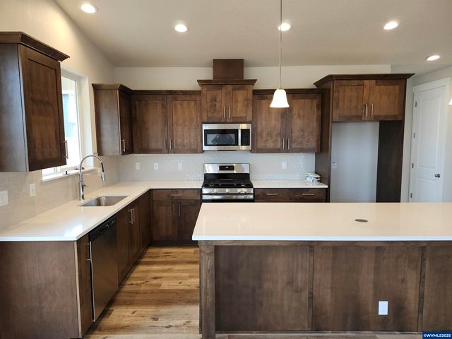 704 Magnolia Av, Woodburn, OR 97071