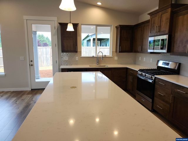 704 Magnolia Av, Woodburn, OR 97071