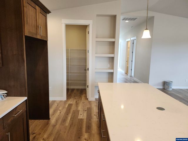 704 Magnolia Av, Woodburn, OR 97071