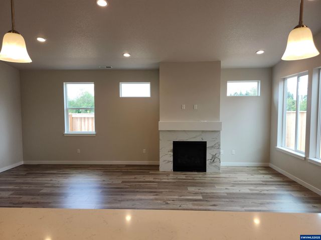 704 Magnolia Av, Woodburn, OR 97071