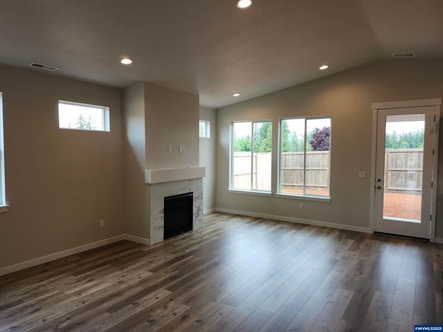 704 Magnolia Av, Woodburn, OR 97071