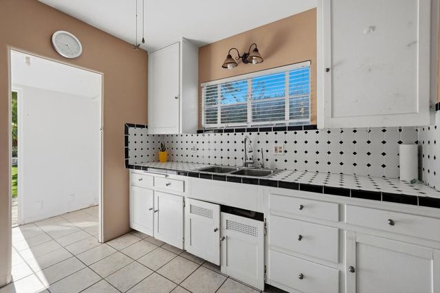 730 N Calle Marcus, Palm Springs, CA 92262