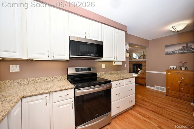 618 W Houstonia Avenue, Royal Oak, MI 48073