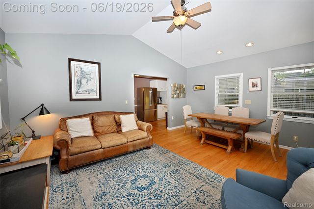 618 W Houstonia Avenue, Royal Oak, MI 48073