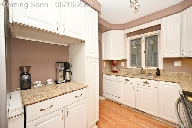 618 W Houstonia Avenue, Royal Oak, MI 48073