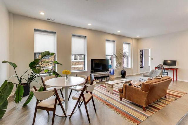 1329 W Chicago Avenue 2R, Chicago, IL 60642