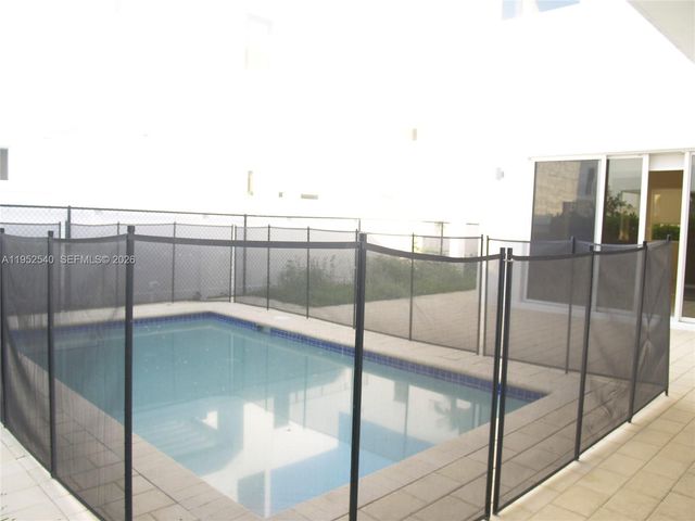 10053 NW 76th Terr, Doral, FL 33178