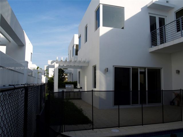 10053 NW 76th Terr, Doral, FL 33178