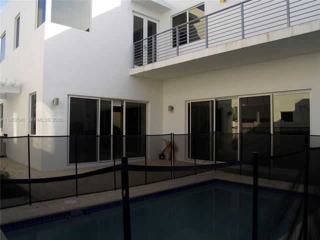 10053 NW 76th Terr, Doral, FL 33178