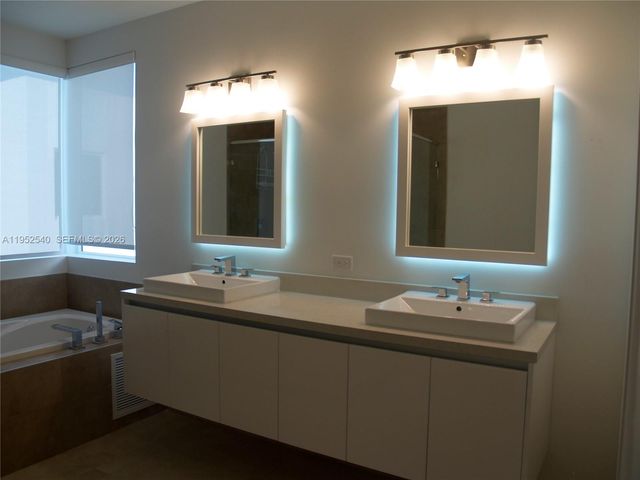 10053 NW 76th Terr, Doral, FL 33178