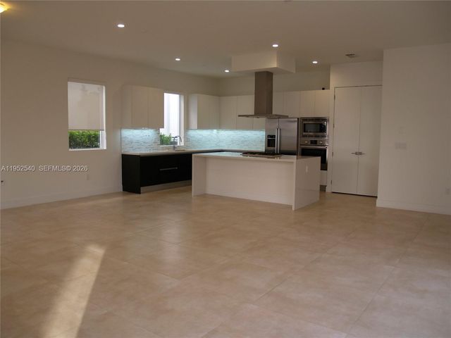 10053 NW 76th Terr, Doral, FL 33178