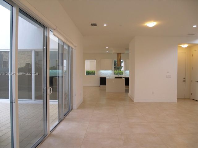 10053 NW 76th Terr, Doral, FL 33178