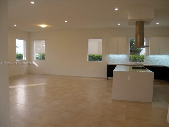 10053 NW 76th Terr, Doral, FL 33178