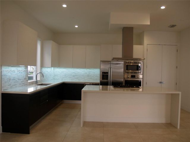 10053 NW 76th Terr, Doral, FL 33178