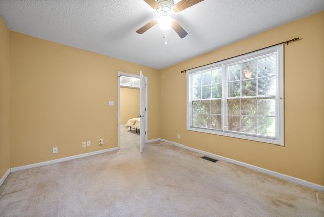 3700 Wheatfield Ln, Clarksville, TN 37040