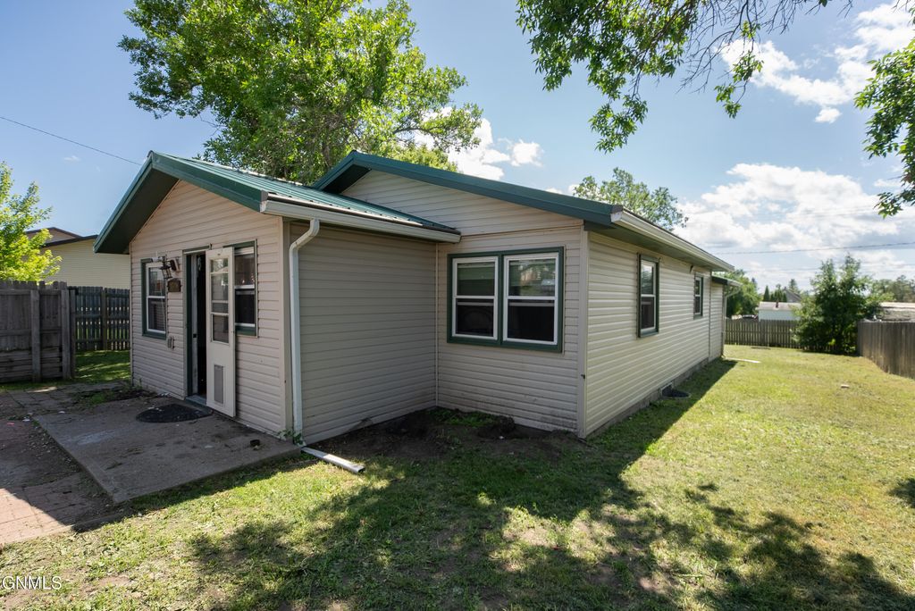 1319 4th Avenue, Washburn, ND 58577 photo 3