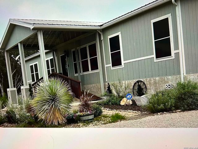 870 Spur Rd, Lakehills, TX 78063