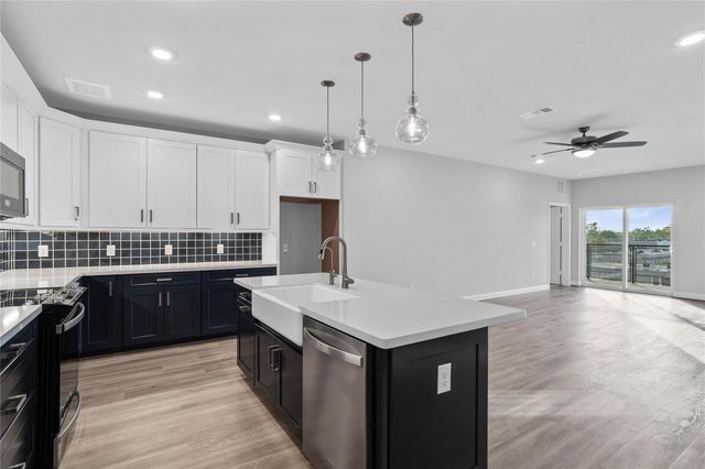 6804 Westview Drive 3404, Houston, TX 77055