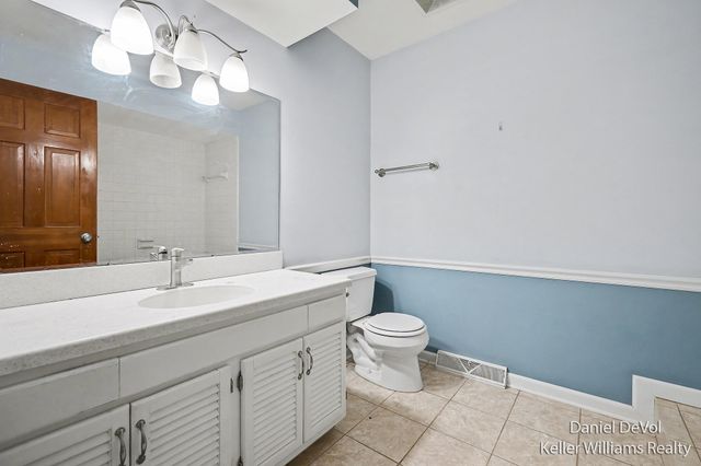 8825 Cottonwood Drive, Jenison, MI 49428