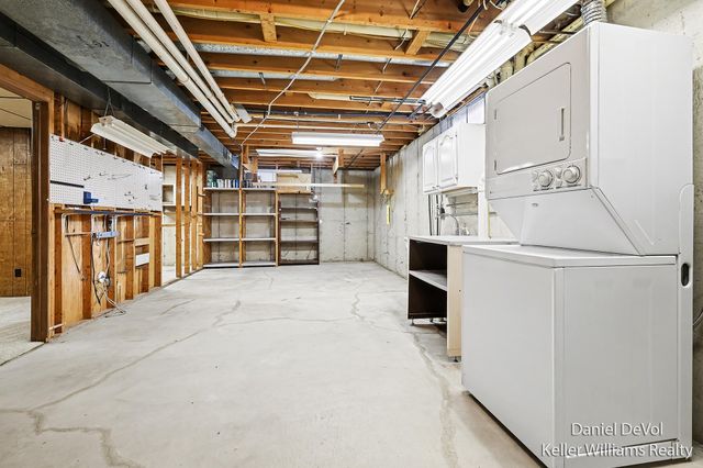 8825 Cottonwood Drive, Jenison, MI 49428