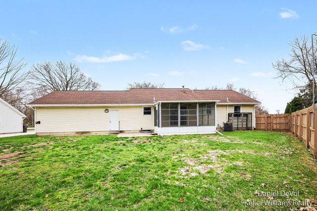 8825 Cottonwood Drive, Jenison, MI 49428