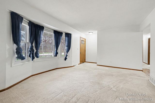 8825 Cottonwood Drive, Jenison, MI 49428
