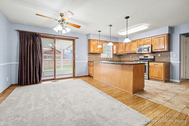 8825 Cottonwood Drive, Jenison, MI 49428