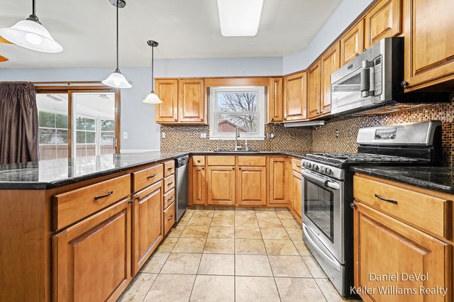 8825 Cottonwood Drive, Jenison, MI 49428