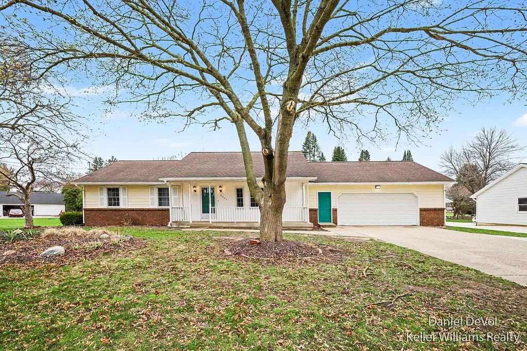 8825 Cottonwood Drive, Jenison, MI 49428
