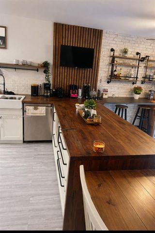 283 Woodland Rd 283, Palm Springs, FL 33461