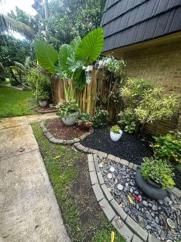 283 Woodland Rd 283, Palm Springs, FL 33461