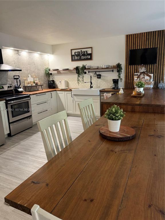 283 Woodland Rd 283, Palm Springs, FL 33461