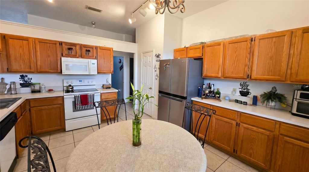 Image 15 of property listing at 2003 TIPTREE CIRCLE, Orlando, FL 32837