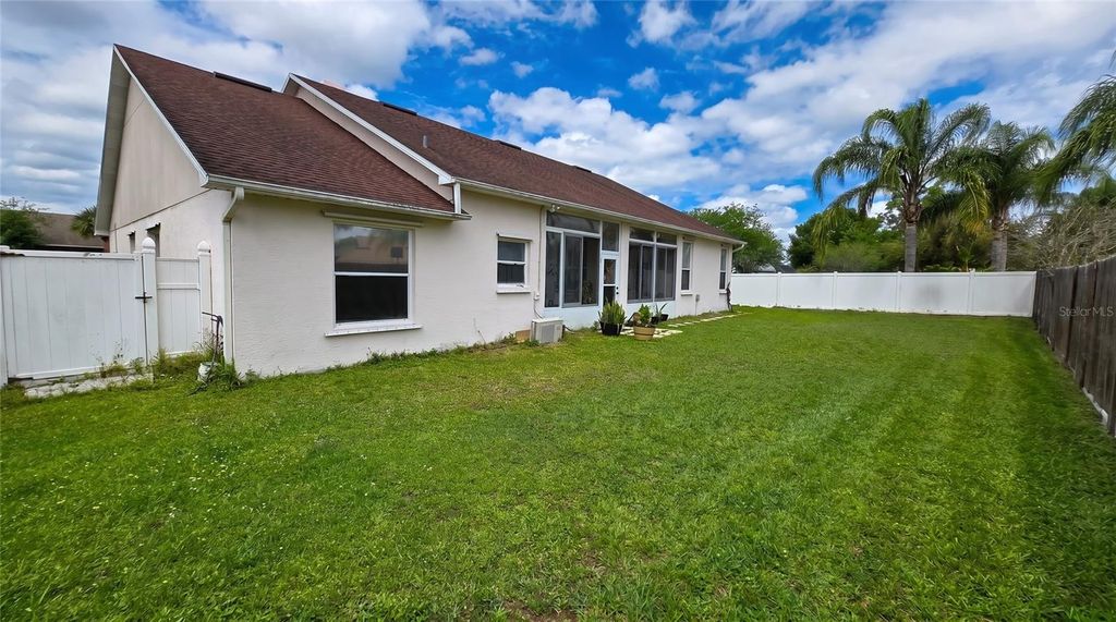Image 8 of property listing at 2003 TIPTREE CIRCLE, Orlando, FL 32837
