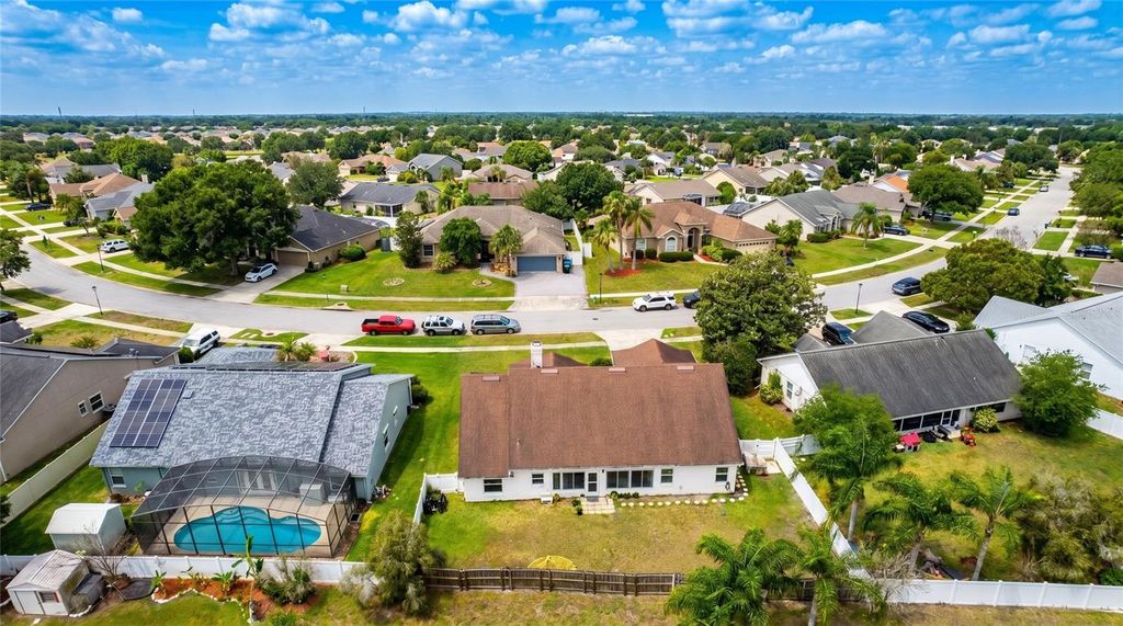 Image 9 of property listing at 2003 TIPTREE CIRCLE, Orlando, FL 32837
