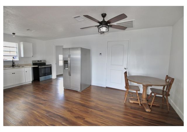 409 Robert Lee Road, Houston, TX 77009