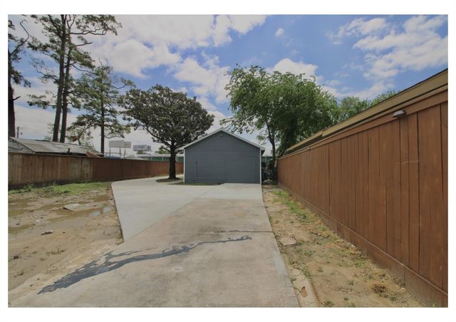 409 Robert Lee Road, Houston, TX 77009