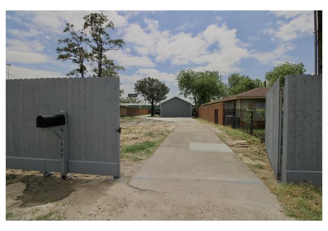 409 Robert Lee Road, Houston, TX 77009
